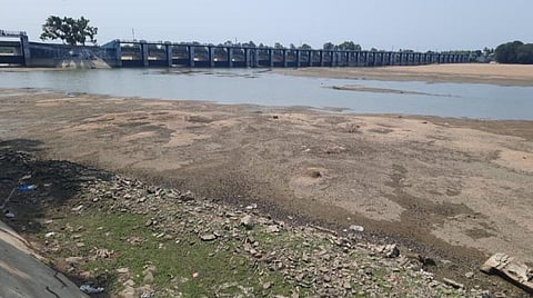 தண்ணீர் இல்லாமல் வற்றிய நிலையில் காட்சியளிக்கும் கீழணை