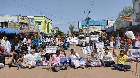 புதுக்கோட்டை மாவட்டம்கறம்பக்குடியில் சாலை மறியல் போராட்டத்தில் ஈடுபட்ட தமுமுகவினர்.
