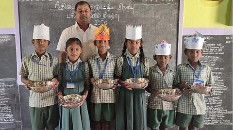 தனது பள்ளி மாணவர்களுடன் ஆசிரியர் ப.லட்சுமணசாமி