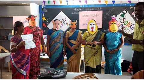 மண்டபம் முகாம் அர்சு பள்ளியில் கதை சொல்லுதல் மூலம் ஆசிரியர்களுக்கு வழங்கப்படும் பயிற்சி