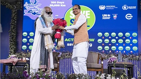 மண் வளத்தை மேம்படுத்த மாநில அரசு முழு நேர்மையுடன் செயலாற்றும்: சத்குரு முன்னிலையில் ம.பி. முதல்வர் உறுதி