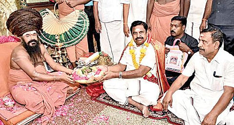 தருமபுரம் ஆதீனத்தை நேற்று சந்தித்து ஆசி பெற்ற அதிமுக இணை ஒருங்கிணைப்பாளர் பழனிசாமி. உடன் முன்னாள் அமைச்சர் ஓ.எஸ்.மணியன்.