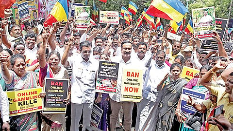 ஆன்லைன் சூதாட்டத்தை தடை செய்யும் வகையில் அவசர சட்டம் கொண்டுவர வலியுறுத்தி அன்புமணி தலைமையில் சென்னையில்  நேற்று ஆர்ப்பாட்டம் நடத்திய பாமகவினர்.படம்: ம.பிரபு