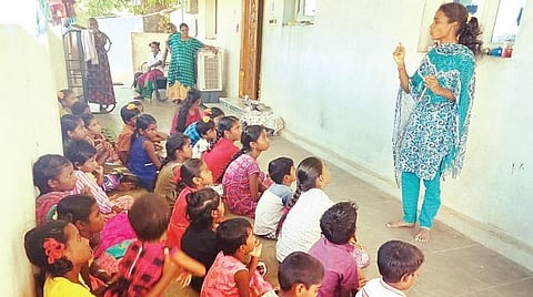 இல்லம் தேடிக் கல்வித் திட்டச் செயல்பாடுகளில் முன்மாதிரியாக திகழும் தாயனூர்