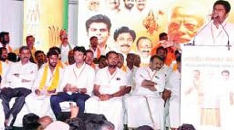 சூளகிரியில் நடந்த பாஜக அரசின் சாதனை விளக்க பொதுக்கூட்டத்தில், அக்கட்சியின் மாநிலத் தலைவர் அண்ணாமலை பேசினார். அருகில் மத்திய இணை அமைச்சர் எல்.முருகன்.
