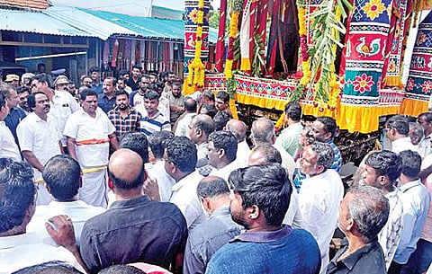 கன்னியாகுமரி மாவட்டம் குமாரகோயில் முருகன் கோயில் வைகாசி விசாகத் தேரோட்டத்தில் பங்கேற்ற அமைச்சர் மனோ தங்கராஜுக்கு பாஜக, இந்து அமைப்பினர் எதிர்ப்பு தெரிவித்த நிலையில், அமைச்சர் அனிதா ராதாகிருஷ்ணன் பேச்சுவார்த்தை நடத்தினார்.