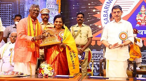 ‘ஹரிவராசனம்’ பாடலின் நூற்றாண்டு விழாவுக்கான இலச்சினையை (உள்படம்) சென்னை வானகரத்தில் நேற்று நடந்த நிகழ்ச்சியில் ஆளுநர் ஆர்.என்.ரவி வெளியிட்டார். தெலங்கானா ஆளுநர் தமிழிசை சவுந்தரராஜன், சுவாமி சிதானந்தபுரி, சுவாமி மித்ரானந்தா, திருவிதாங்கூர் தேவஸ்வம் போர்டு தலைவர் அனந்தகோபன், சபரிமலை ஐயப்ப சேவா சமாஜத்தின் தேசிய பொதுச் செயலாளர் ஈரோடு ராஜன், தமிழக தலைவர் ஜெயச்சந்திரன் உள்ளிட்டோர் பங்கேற்றனர்.