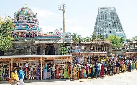 திருவண்ணாமலை அண்ணாமலையார் கோயிலில் நேற்று சுவாமி தரிசனம் செய்ய நீண்ட வரிசையில் காத்திருந்த பக்தர்கள்.