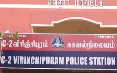வேலூர் அருகே தனிப்பிரிவு காவலர் மனைவியிடம் 5 பவுன் தங்க சங்கிலி பறிப்பு