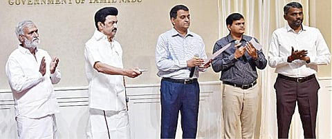 அறநிலையத் துறை சார்பில்,  சென்னை தலைமைச் செயலகத்தில் இருந்து காணொலி வாயிலாக ரூ.43.69 கோடி மதிப்பிலான புதிய திட்டங்களுக்கு அடிக்கல் நாட்டிவைத்த முதல்வர் மு.க.ஸ்டாலின், ரூ.9.67 கோடியில் கட்டப்பட்ட கட்டிடங்களை திறந்துவைத்தார். உடன், அறநிலையத் துறை அமைச்சர் பி.கே.சேகர்பாபு, செயலர் பி.சந்திரமோகன், ஆணையர் ஜெ.குமரகுருபரன் உள்ளிட்டோர்.