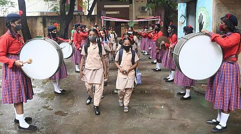 கோடை விடுமுறை முடிந்து தமிழகத்தில் பள்ளிகள் இன்று திறப்பு: ‘எண்ணும் எழுத்தும்’ திட்டத்தை முதல்வர் தொடங்கி வைக்கிறார்