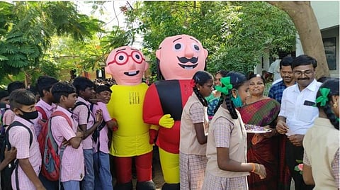பள்ளிகள் திறப்பு | மோட்டு, பட்லு பொம்மைகளுடன் வித்தியாச வரவேற்பு கொடுத்த மதுரை பள்ளி ஆசிரியர்கள்