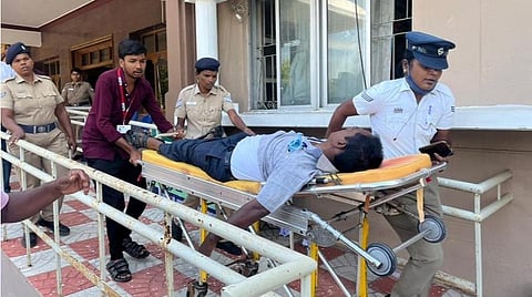 உயிரிழந்த அலுவலக உதவியாளரின் உடல், உடல் பரிசோதனைக்காக அரசு மருத்துவமனைக்கு கொண்டுசெல்லப்பட்டது.