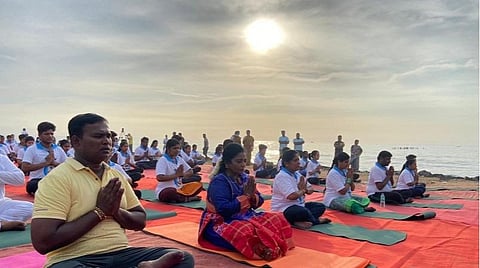 புதுவை கடற்கரை சாலையில் நடைபெற்ற யோகக்கலை நிகழ்வில் ஆளுநர் தமிழிசை பங்கேற்றார்.