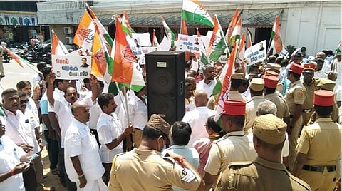 புதுச்சேரியில் காங்கிரஸார் போராட்டம்.