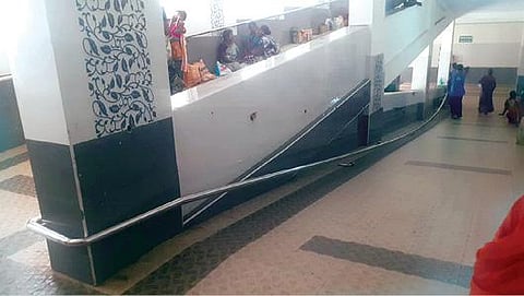 கரூர் அரசு மருத்துவக் கல்லூரி மருத்துவமனையில் 3-வது தளத்தில் இருந்து 2-வது தளத்துக்கு இறங்கும் சாய்வுதள பாதையின் தடுப்புச் சுவரில் பெயர்ந்து கீழே சரிந்துள்ள கைப்பிடி கம்பி. படம்: க.ராதாகிருஷ்ணன்