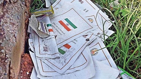 திருச்சி | சாலையில் கிடந்த அரசு சின்னம் அச்சிட்ட ஸ்டிக்கர்கள்: இலங்கைக்கு நிவாரணப் பொருட்கள் அனுப்பும் பெட்டிகளில் ஒட்ட தயாரிக்கப்பட்டவை