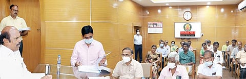 சென்னை தலைமைச் செயலகத்தில் பொதுப்பணிகள், நெடுஞ்சாலைகள் மற்றும் சிறு துறைமுகங்கள் துறை அமைச்சர் எ.வ.வேலு நேற்று ஆய்வு மேற்கொண்டார். உடன் பொதுப்பணித் துறை கூடுதல் தலைமைச் செயலாளர் தயானந்த் கட்டாரியா, முதன்மைப் பொறியாளர் ஆர்.விஸ்வநாத், தலைமைக் கட்டிட வடிவமைப்பாளர் எஸ்.மைக்கேல் உள்ளிட்டோர்.