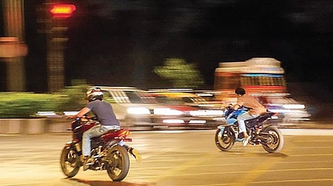 துள்ளுவதோ இளமை: சிவப்பு மஞ்சள் பச்சை!