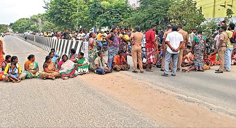 கோவில்பட்டியில் பூட்டிய வீட்டுக்குள் இளம்பெண் சடலம் மீட்கப்பட்ட நிலையில் அவரது கணவரை கைது செய்ய வலியுறுத்தி உறவினர்கள் அரசு மருத்துவமனை  முன்பு  சாலை மறியல் போராட்டத்தில் ஈடுபட்டனர்.