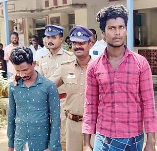 திருவிடைமருதூர் நீதிமன்றத்தில்  நேற்று ஆஜர்படுத்துவதுக்காக போலீஸாரால் அழைத்து வரப்பட்ட சக்திவேல், ரஞ்சித்.