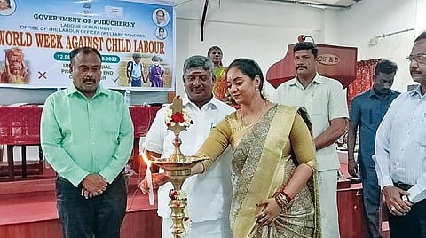 புதுவை அரசு தொழிலாளர் துறை சார்பில் குழந்தை தொழிலாளர் எதிர்ப்பு வார விழிப்புணர்வு கருத்தரங்கை அமைச்சர் சந்திர பிரியங்கா குத்து விளக்கேற்றி தொடக்கி வைத்தார்.