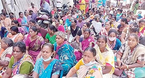 சிட்லபாக்கம் ஏரியை ஆக்கிரமித்து வீடுகளைக் கட்டியுள்ள ராமகிருஷ்ணாபுரம் பகுதி மக்களை அங்கிருந்து வெளியேற்றும் வகையில், மாற்று வீடு வழங்குவதற்காக வந்த அதிகாரிகளிடம் அதற்கான டோக்கனை வாங்க மறுத்து அப்பகுதி மக்கள் நேற்று திடீர் சாலை மறியல் போராட்டத்தில் ஈடுபட்டனர்.  படங்கள்: எம்.முத்துகணேஷ்