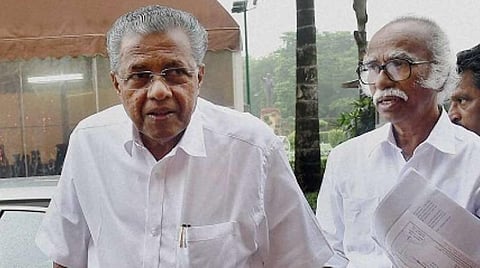 கேரள முதல்வருக்கு எதிராக விமானத்தில் போராட்டம் - காங். நிர்வாகியான ஆசிரியர் இடைநீக்கம்