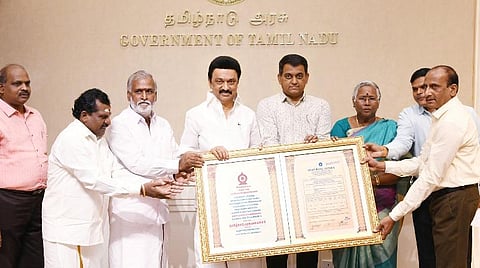 ரூ.10 கோடி தங்க முதலீட்டுப் பத்திரத்தை இருக்கன்குடி மாரியம்மன் கோயில் நிர்வாகிகளிடம் முதல்வர் ஸ்டாலின் வழங்கினார்