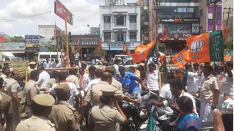 கரூர் பேருந்துநிலைய ரவுண்டானா சிக்னல் அருகே இரு சக்கரவாகனங்களில் வந்த பாஜகவினரை மறித்து போலீஸார் கைது செய்கின்றனர். | படங்கள்: க.ராதாகிருஷ்ணன்