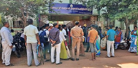 காரைக்குடி ராமநாதன் செட்டியார் நகராட்சி உயர்நிலைப் பள்ளியில் மாணவர்கள் சேர்க்கைக்காக தங்களது குழந்தைகளுடன் குவிந்துள்ள பெற்றோர்.