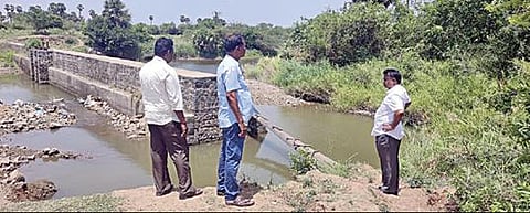 மதுராந்தகம் அருகே பல்லவன்குளம் ஏரியை பார்வையிடும் அதிகாரிகள்.