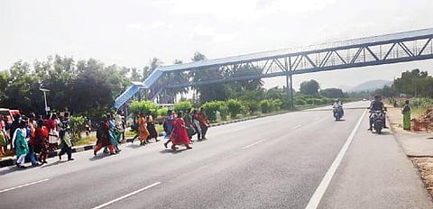 கிருஷ்ணகிரி - சென்னை தேசிய நெடுஞ்சாலையில், பர்கூர் அடுத்த அங்கிநாயனப்பள்ளியில் அரசு மகளிர் கல்லூரி மாணவிகள் சாலையை கடக்க அமைக்கப்பட்டுள்ள நடைபாதை மேம்பாலத்தை தவிர்த்து ஆபத்தான முறையில் சாலையை கடந்து செல்கின்றனர்.