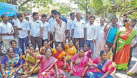 அதிமுக  பொதுச் செயலராக ஓ.பன்னீர்செல்வத்தை அறிவிக்க வலியுறுத்தி சென்னை பசுமைவழிச் சாலையில் நேற்று  மறியலில் ஈடுபட்ட அவரது ஆதரவாளர்கள். படம்: பு.க.பிரவீன்