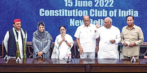 குடியரசுத் தலைவர் தேர்தல் தொடர்பாக எதிர்க்கட்சிகள் ஆலோசனைக் கூட்டம் டெல்லியில் உள்ள கான்ஸ்டிடியூஷன் கிளப்பில் நேற்று நடைபெற்றது. இதில் பங்கேற்ற (இடமிருந்து) சமாஜ்வாதி கட்சித் தலைவர் அகிலேஷ் யாதவ், மக்கள் ஜனநாயக கட்சித் தலைவர் மெகபூபா முப்தி, மேற்கு வங்க முதல்வர் மம்தா பானர்ஜி, தேசியவாத காங்கிரஸ் தலைவர் சரத் பவார், காங்கிரஸ் மூத்த தலைவர் மல்லிகார்ஜுன கார்கே, திமுக எம்.பி. டி.ஆர். பாலு. படம்: பிடிஐ