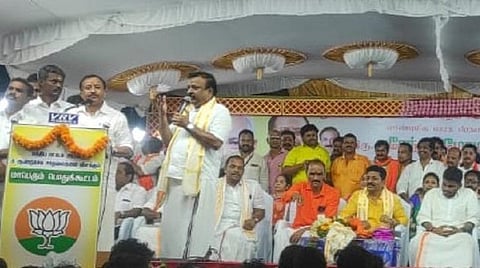 மதுரை பாஜக பொதுக்கூட்டத்தில் மத்திய இணை அமைச்சர் முரளிதரன் ஆங்கிலத்தில் பேசினார். அவரது பேச்சை தமிழில் மொழி பெயர்க்கிறார் பாஜக பொதுச் செயலர் ராம. சீனிவாசன்.