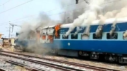அக்னி பாதை திட்ட எதிர்ப்பால் பற்றி எரியும் பிஹார்: பயணிகள் ரயில் பெட்டிக்கு தீவைப்பு