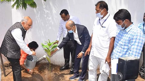 ராமநாதபுரம் ஆட்சியர் அலுவலகத்தில் வாக்குப்பதிவு இயந்திரங்கள் பாதுகாத்து வைக்கப்பட்டுள்ள கிட்டங்கி வளாகத்தில் மரக்கன்றுகள் நட்ட,  இந்திய தேர்தல் ஆணையர் அனுப் சந்திர பாண்டே.