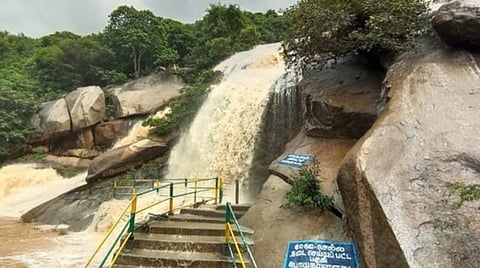 திருப்பத்தூர் அடுத்த ஜலகம்பாறை நீர்வீழ்ச்சியில் ஆர்ப்பரித்து கொட்டும் தண்ணீர்.