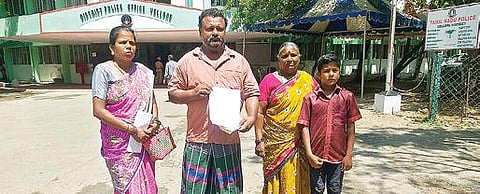 வேலூர் எஸ்.பி., அலுவலகத்தில் புகார் மனு அளிக்க வந்த லாரி ஓட்டுநர் சுரேஷ் மற்றும் அவரது குடும்பத்தினர்.