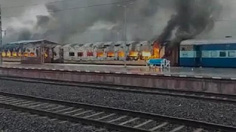 பிஹாரில் இன்று காலை எரிக்கப்பட்ட ரயில் பெட்டிகள்.