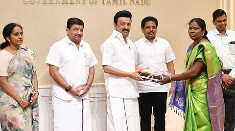 மதுரையில் உள்ள 85 நூலகங்களுக்கு போட்டித் தேர்வுக்கான 13 ஆயிரம் நூல்கள்: முதல்வர் ஸ்டாலின் வழங்கினார்