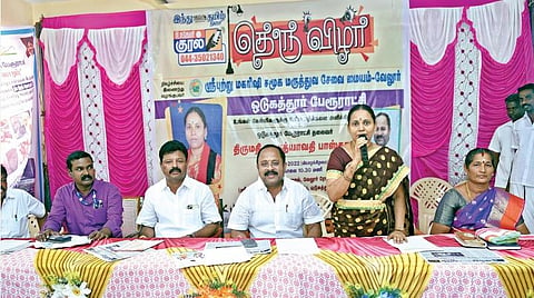 ‘இந்து தமிழ் திசை’ நாளிதழ் சார்பில், வேலூர் மாவட்டம் ஒடுகத்தூர் பேரூராட்சியில் நேற்று ‘உங்கள் குரல் தெருவிழா’ நிகழ்ச்சி நடைபெற்றது. அப்போது பொதுமக்களின் கேள்விகளுக்கு பதிலளித்து பேசிய பேரூராட்சி தலைவர் சத்யாவதி பாஸ்கரன். அருகில், அணைக்கட்டு சட்டப்பேரவை உறுப்பினர் ஏ.பி.நந்தகுமார், மாவட்ட ஊராட்சி குழு தலைவர் மு.பாபு, பேரூராட்சி செயல் அலுவலர் ஏ.சி.முனிசாமி உள்ளிட்டோர். அடுத்த படம்: நிகழ்ச்சியில் பங்கேற்ற பொதுமக்கள்.படங்கள்: வி.எம்.மணிநாதன்.