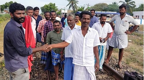 ரயில் விபத்தை தடுத்த கீ மேன் வீரப்பெருமாளை பாராட்டிய வாலாந்தரவை கிராம மக்கள்
