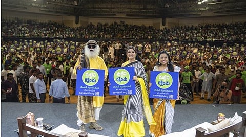 ஹைதராபாத்தில் நடந்த விழாவில் சத்குருவுடன் நடிகை சமந்தா.