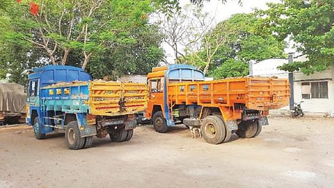 கோட்டாட்சியரால் பறிமுதல் செய்யப்பட்ட மண் கடத்தலுக்குப் பயன்படுத்தப்பட்ட லாரி.