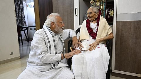 தனது தாயாருடன் பிரதமர் மோடி