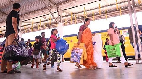 தனியார் மூலம் இயக்கப்பட்ட ரயிலில் ஷீரடி சென்றுவிட்டு  கோவை திரும்பிய பயணிகள்.