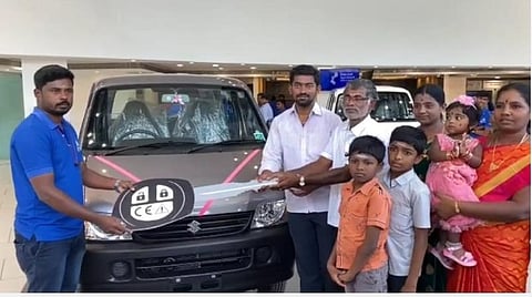 சேலத்தில் ரூ.10 நாணயங்களாக ரூ.6 லட்சம் கொடுத்து,புதிய காரை வாங்கிய தருமரியை சேர்ந்த வெற்றிவேல்.