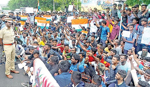 மத்திய  அரசின் ‘அக்னி பாதை’ திட்டத்துக்கு எதிர்ப்பு தெரிவித்து, கோவை, மதுரை, திருவண்ணாமலை, விழுப்புரம், வேலூர் உள்ளிட்ட மாவட்டங்களைச் சேர்ந்த இளைஞர்கள், சென்னை ராஜாஜி சாலையில் உள்ள போர் நினைவுச் சின்னம் அருகே நேற்று போராட்டத்தில் ஈடுபட்டனர்.படம்: ம.பிரபு